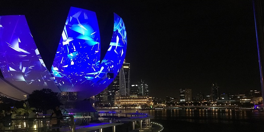 The museum can be reached by a car, a taxi, a bus or MRT depending on your location.