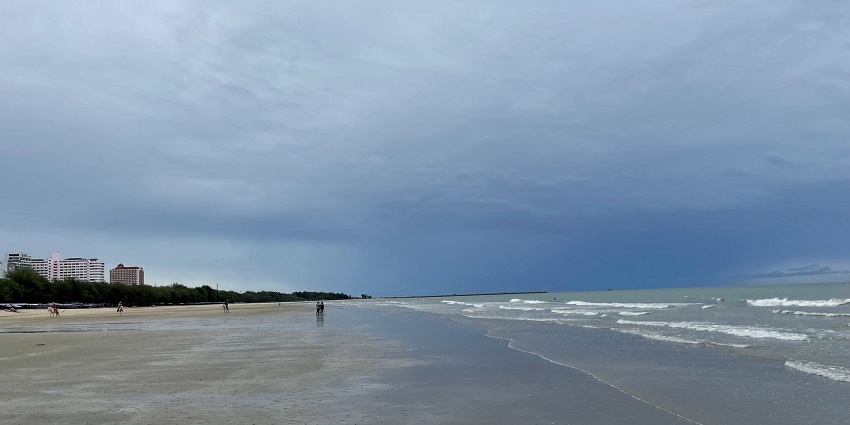 A picturesque view of sprawling beaches of Hua Hin meeting the azure waters of the sea.