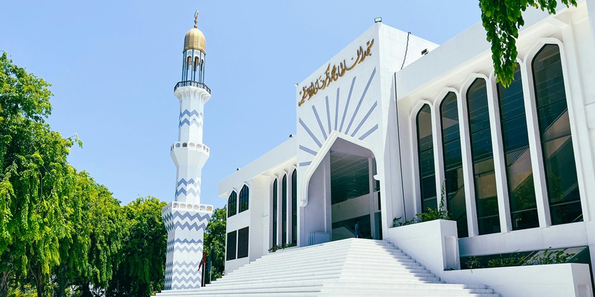 A glimpse of the renowned Hulhumeedhoo Koagannu Mosque, a major attraction.