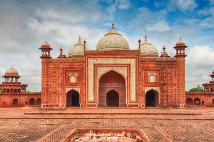 Panoramic view of the Humayun tomb under a clear sunny day in Delhi