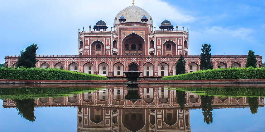 See the iconic carvings of Humayun Tomb, as one of the things to do in Delhi for couples.