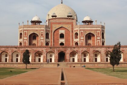 Explore places to visit near Humayun Tomb for a refreshing tour of Delhi.