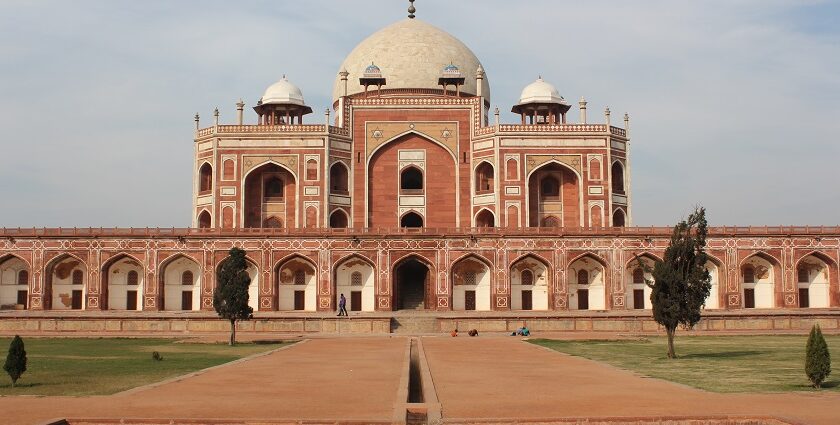 Explore places to visit near Humayun Tomb for a refreshing tour of Delhi.