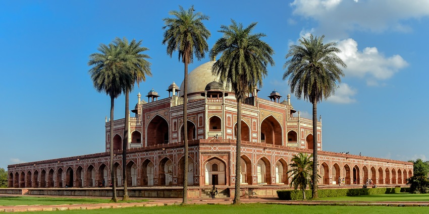 The Panoramic Snapshot of the Humayun’s tomb situated near the Lajpat Nagar area