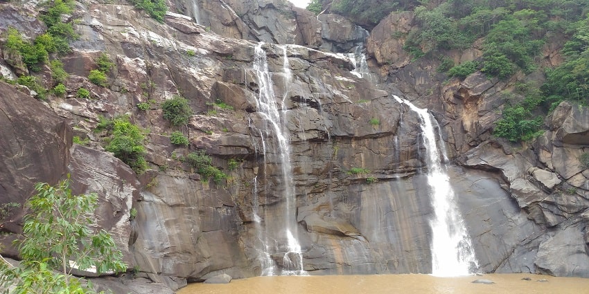 Hundru Falls is one of the best waterfalls in Jharkhand to enjoy a picnic and adventure.