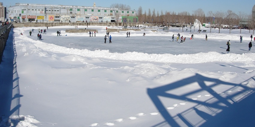 Ice skating in this rink with picturesque views is an unmissable activity for adventure seekers