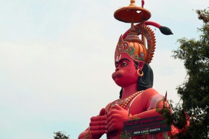 An idol of Lord Hanuman outside the Jhandewalan Temple can be seen from a distance.