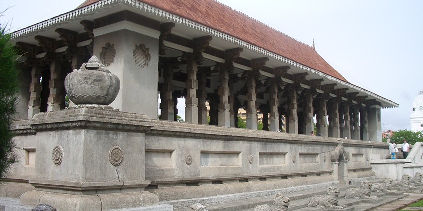 Independence Memorial is one of the best places to visit in Colombo for history buffs.