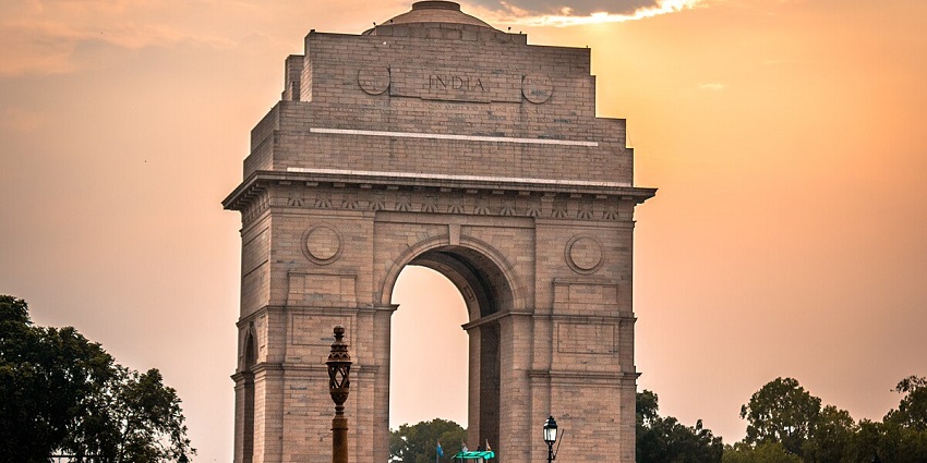 Watch the beautiful India Gate war memorial while sitting on the lush green lawns nearby