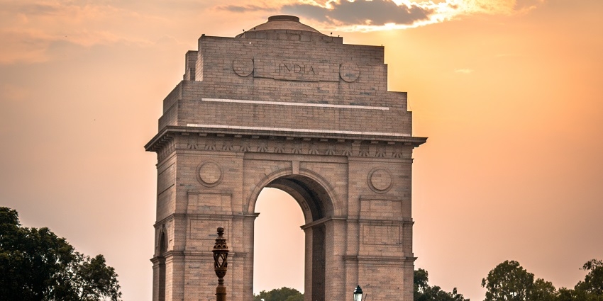 Scenic imagine of the iconic India Gate during the sunset near the Janpath area
