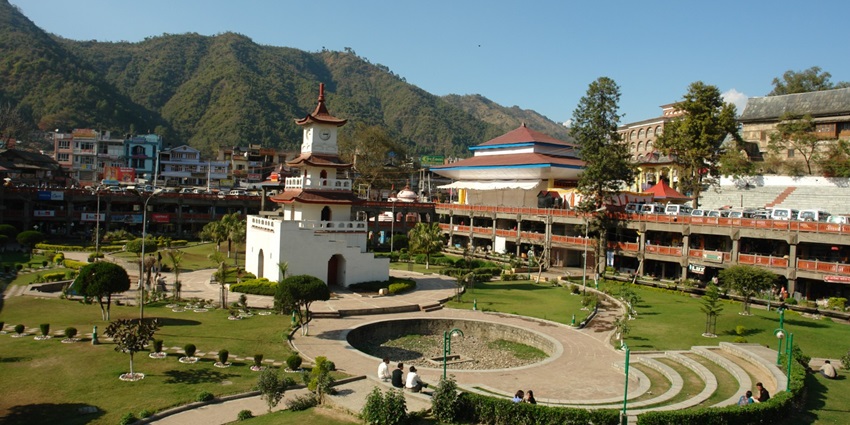 A beautiful park surrounded by markets with mountains in the background