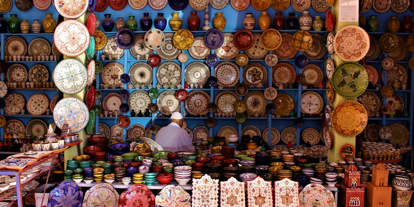 Handicrafts at Janpath Market, one of the top places to visit in CP with friends.