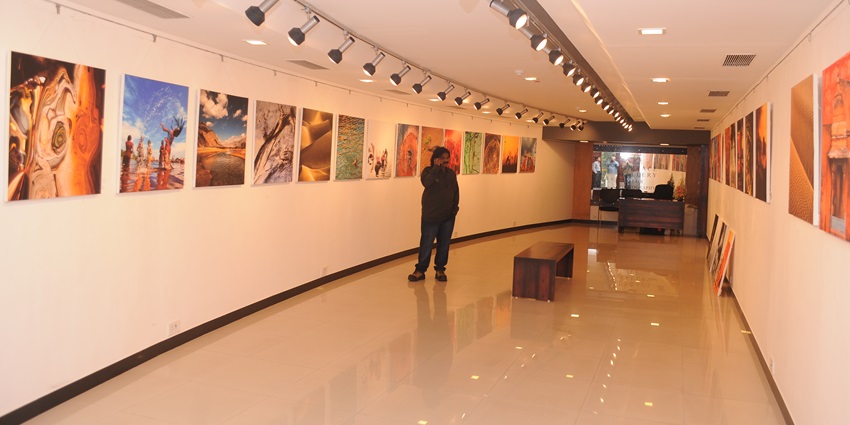 This art gallery with its paintings and sculptures, offers a fascinating experience for art lovers