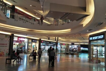 Mani square mall is one of the most popular shopping malls in Kolkata among fashion enthusiasts