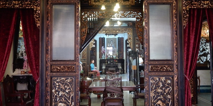 Baba And Nyonya Heritage Museum showcases the unique blend of Chinese and Malay cultures.