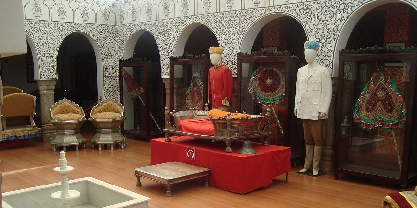 The interiors of Maharaja Sansar Chand fort have many antique statues and things from that era.