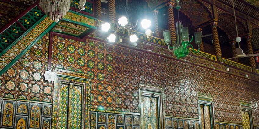 One of the oldest mosques in Srinagar, this has intricate carvings, displaying Kashmiri heritage.