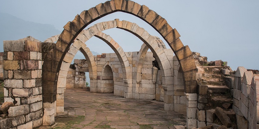 The interiors of Sujanpur Tira Fort seem the most beautiful during the season of spring and autumn.