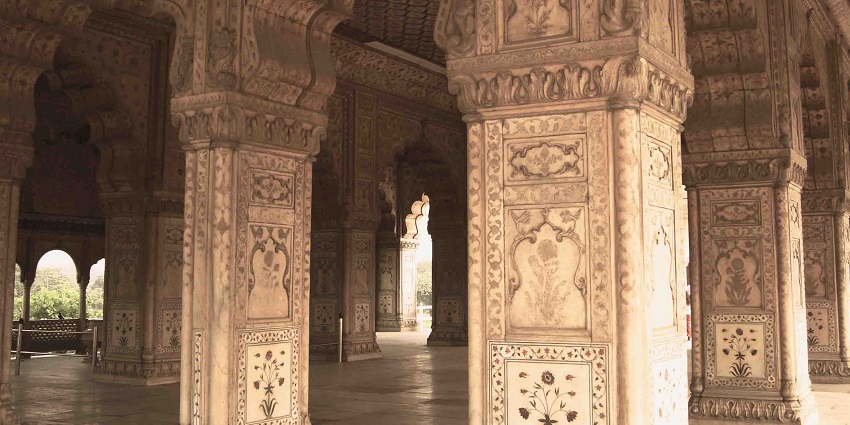 There are intricate carvings on the walls of the Gurkha Fort Kasauli which appeal to the tourists.