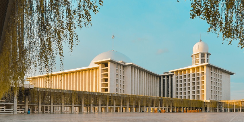 Istiqlal Mosque is one of the biggest mosques in Indonesia for travellers to explore.