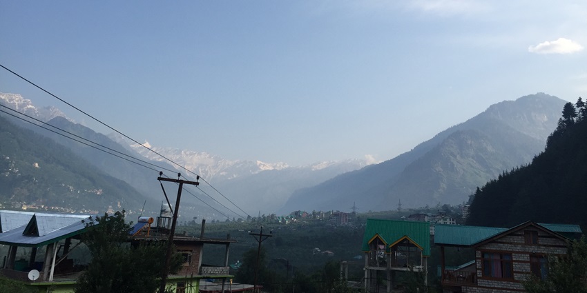 A marvellous view of the Himalayas from the Jagatsukh Village on a pleasant morning
