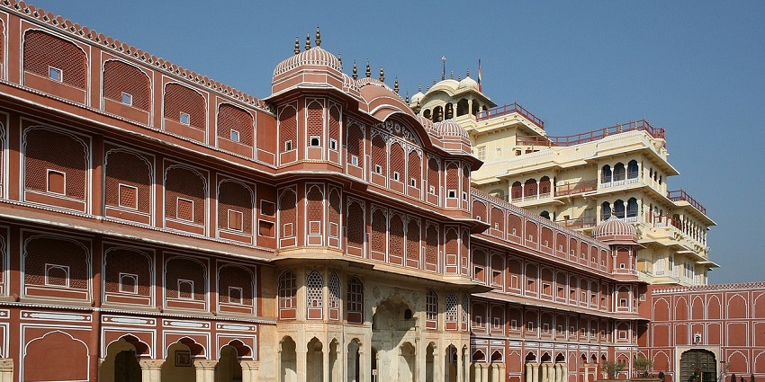 A picture of a famous fort in Jaipur, which is one of the best places to visit near Delhi
