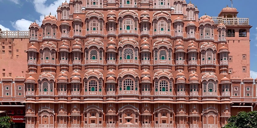 A picture of a monument in Jaipur which is one of the best places to visit near Delhi in April