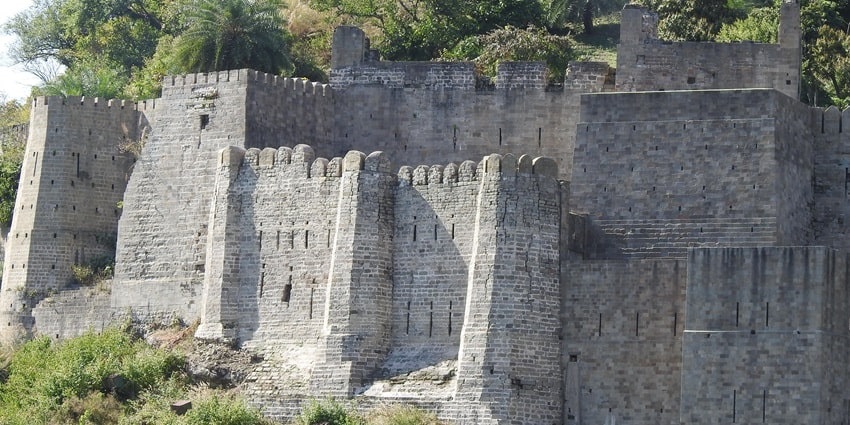 This fort reflects the colonial heritage of Himachal, an ideal destination for history buffs