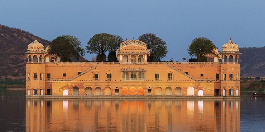 A view of Jal Mahal in Jaipur, one of the best places to visit near Delhi in January.