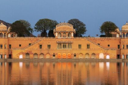 Explore Jal mahal in Jaipur among the gorgeous places to visit near Delhi in October.