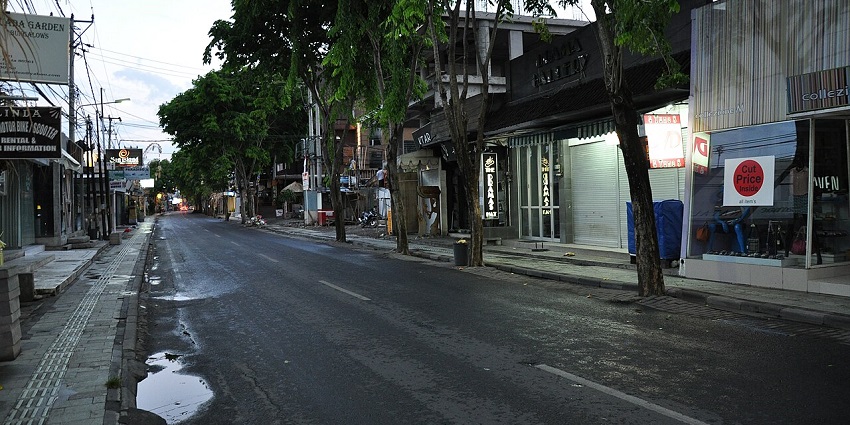 A picture of a street in Bali where markets are set up on a daily basis
