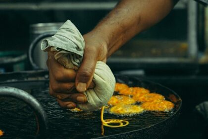 A mouth-watering picture of jalebi that is being served at one of the stalls.