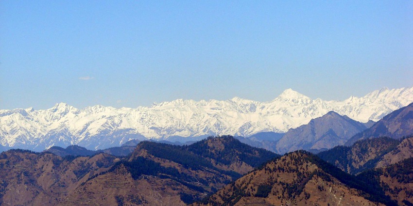 Witness the breathtaking views from Jalori Pass on your trip to Raghupur Fort, Jibhi.