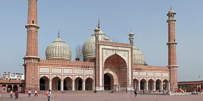 Jama Masjid is among the places to visit near Sarojini Nagar famous for its architecture.