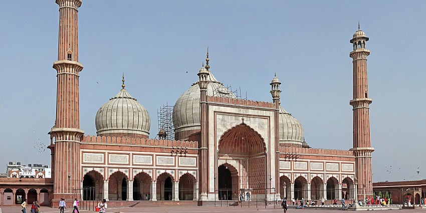 ama Masjid offers several things to do in Delhi for religious people especially Muslims.