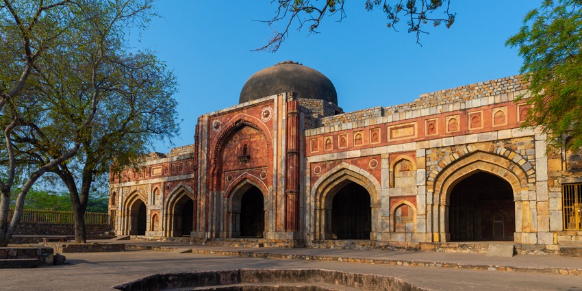 Jamali Kamali Mosque and Tomb is one of the places to visit near Saket, Delhi that enchants visitors with its architectural splendour
