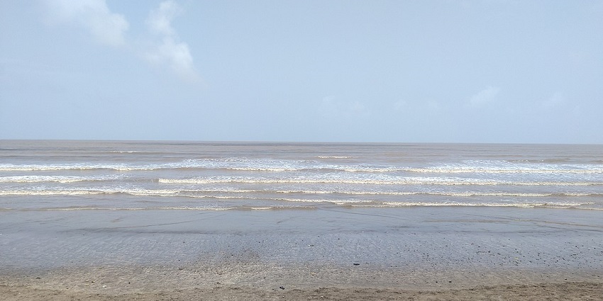 Jampore Beach is one of the most stunning beaches near Moti Daman Fort for travellers.