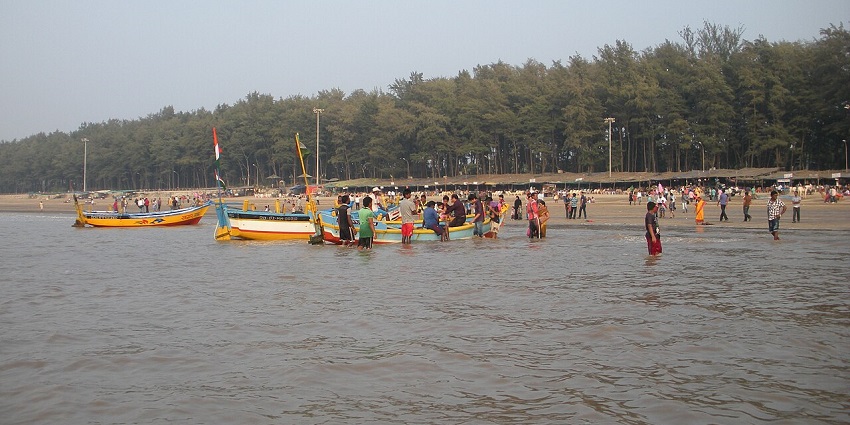 A quaint view of Jampore Beach, one of the best places to visit near Nani Daman Fort.