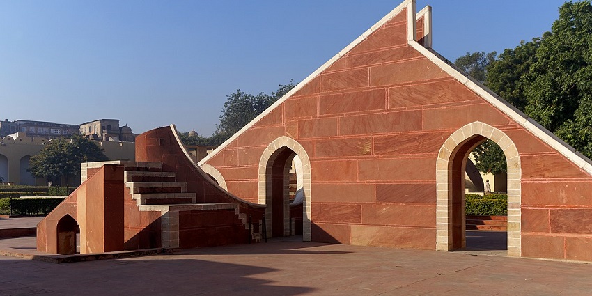 A picture of a famous historical monument near Bangla Sahib