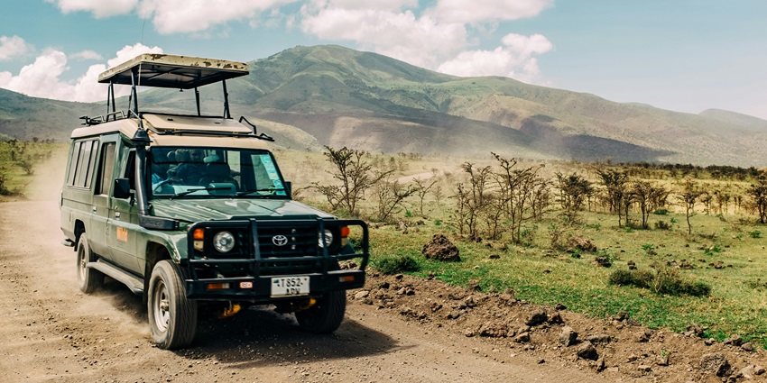 People enjoying a jeep safari, an exciting activity to try in Solang Valley in April.