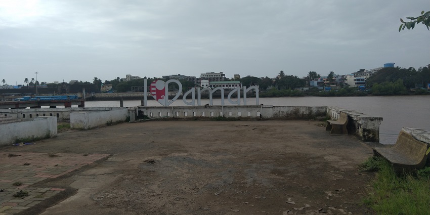 One can indulge in adventurous activities at Jetty Garden amidst the scenic views.