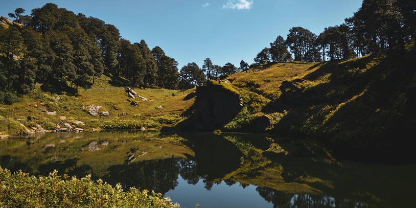 A picturesque view of Jibhi, one of the breathtaking hill stations near Kangra.