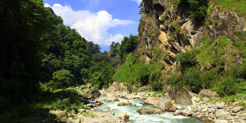 Jibhi is a natural paradise in Himachal Pradesh that has lush valleys and scenic landscapes