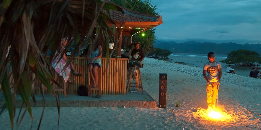 Jiggy Bar is one of the top beachfront bars offering stunning views with perfect ambience.
