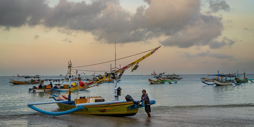 Jimbaran Bay is one of the most beautiful beaches in Bali for couples with stunning views