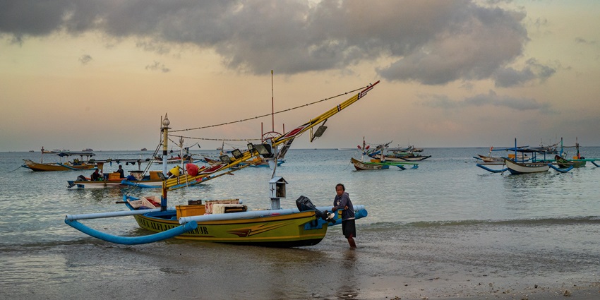 imbaran Bay is an ideal beach that is packed with cultural performances and dining spots