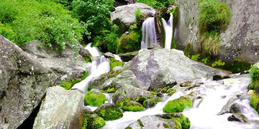 The stunning beauty of Jogini Waterfalls makes it a sight to behold in Himachal Pradesh