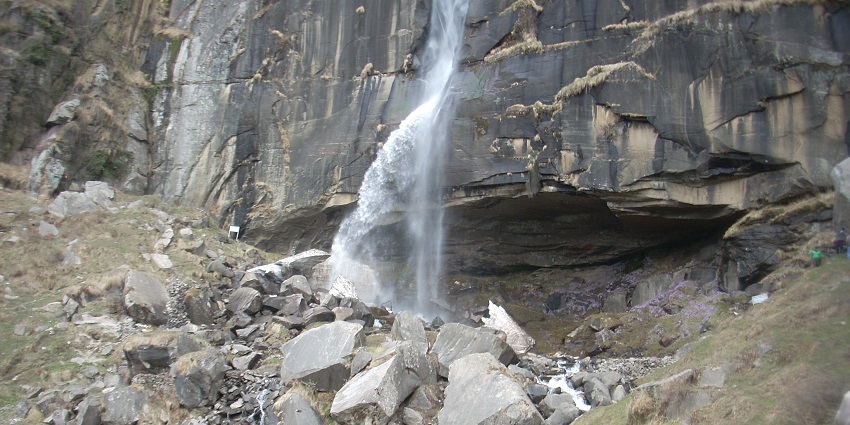 These waterfalls are ideal to visit with your family to have a relaxing picnic and click pictures
