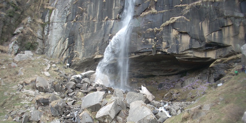 Jogini waterfalls is one of the perfect places to visit in Manali in january for picnics and relaxation