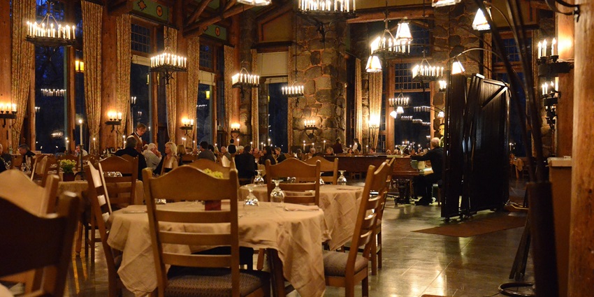A picture of a cafe with low lighting and a cosy ambience, best to experience the nightlife in Manali